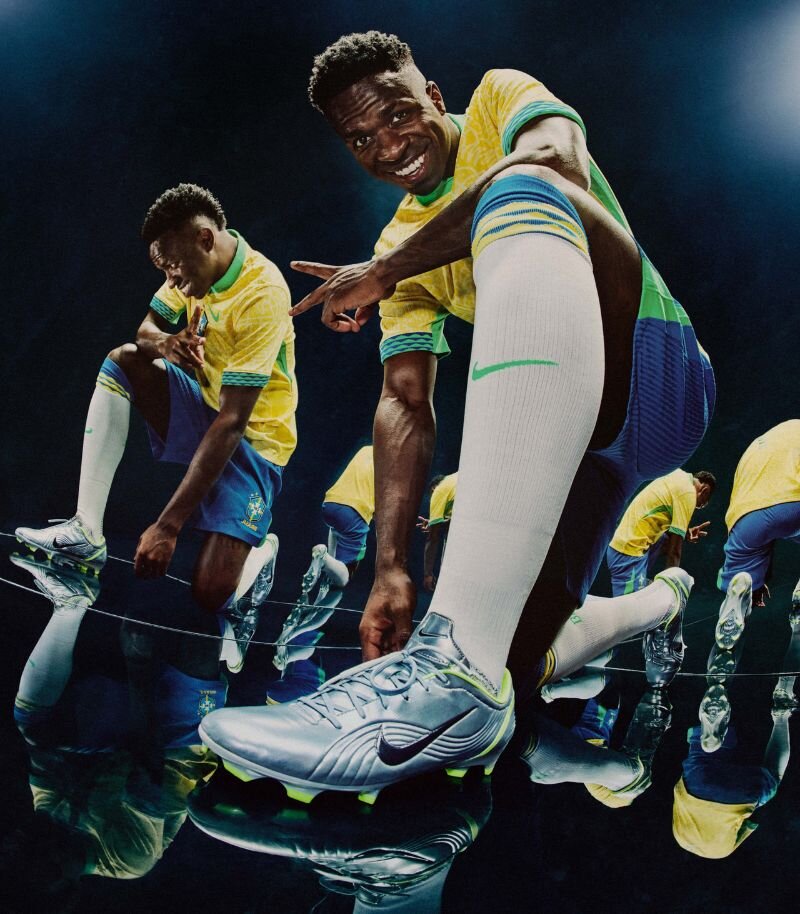 Vini jr wearing Nike Mercurial Vapor 1 RGN boots in silver with lime green details 